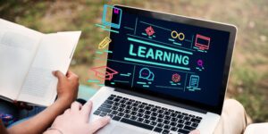 Seseorang belajar menggunakan laptop dengan grafis LEARNING untuk pelatihan penggunaan aplikasi kasir Kasair POS