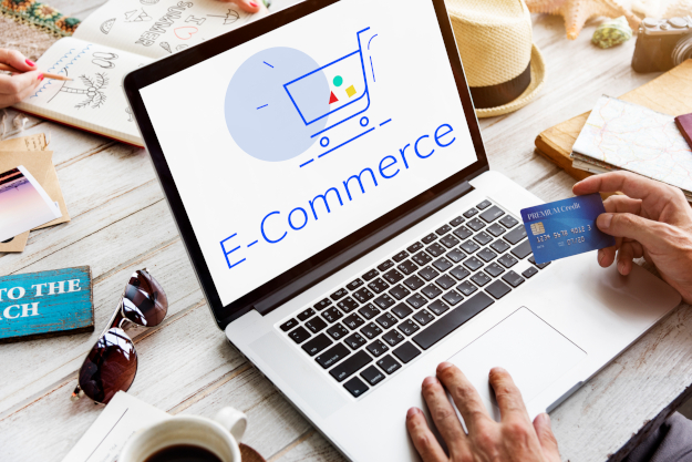 Seseorang melakukan transaksi belanja e-commerce di laptop menggunakan kartu kredit yang terintegrasi Kasair POS