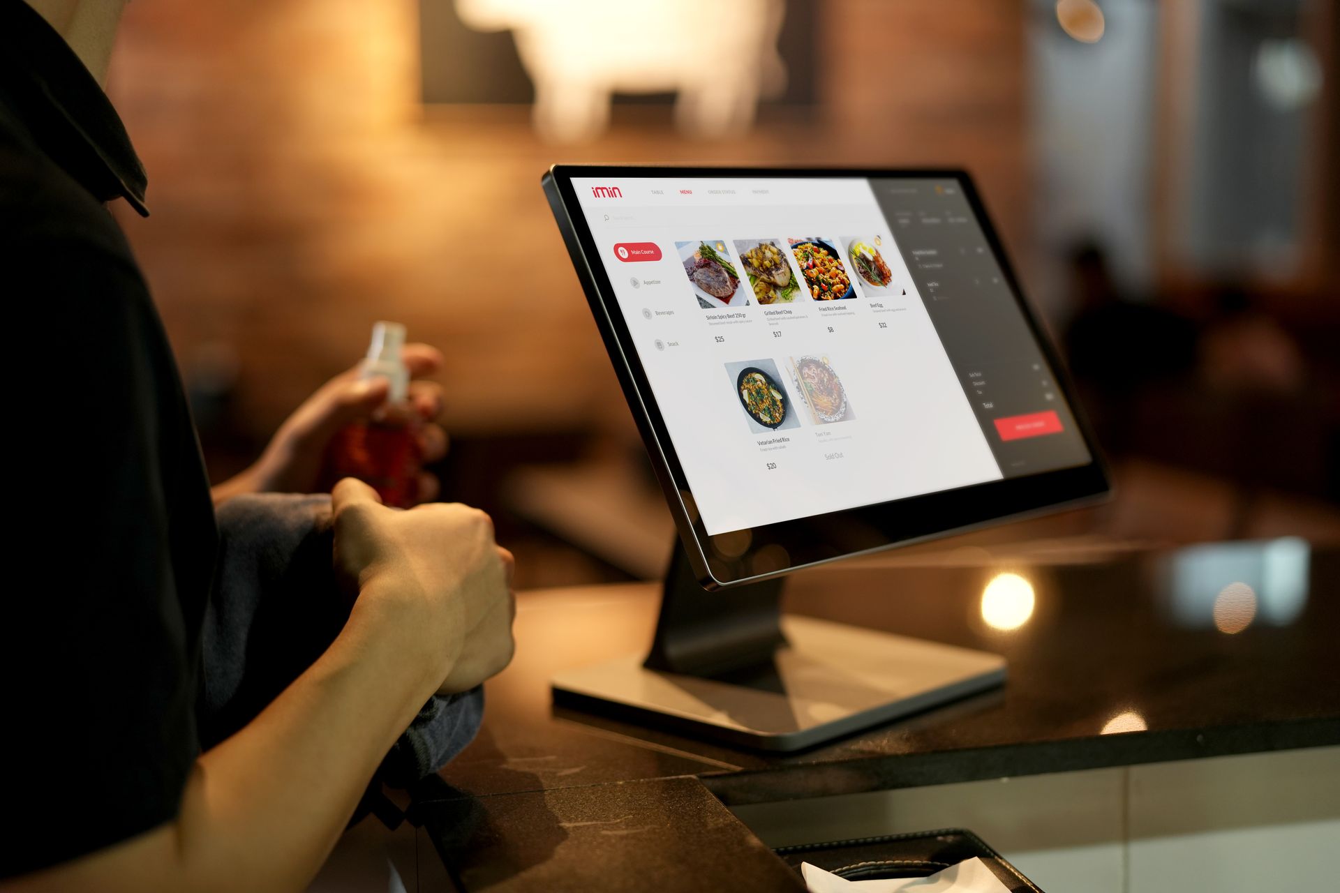 Layar mesin kasir touchscreen POS menampilkan menu makanan digital di meja kasir restoran