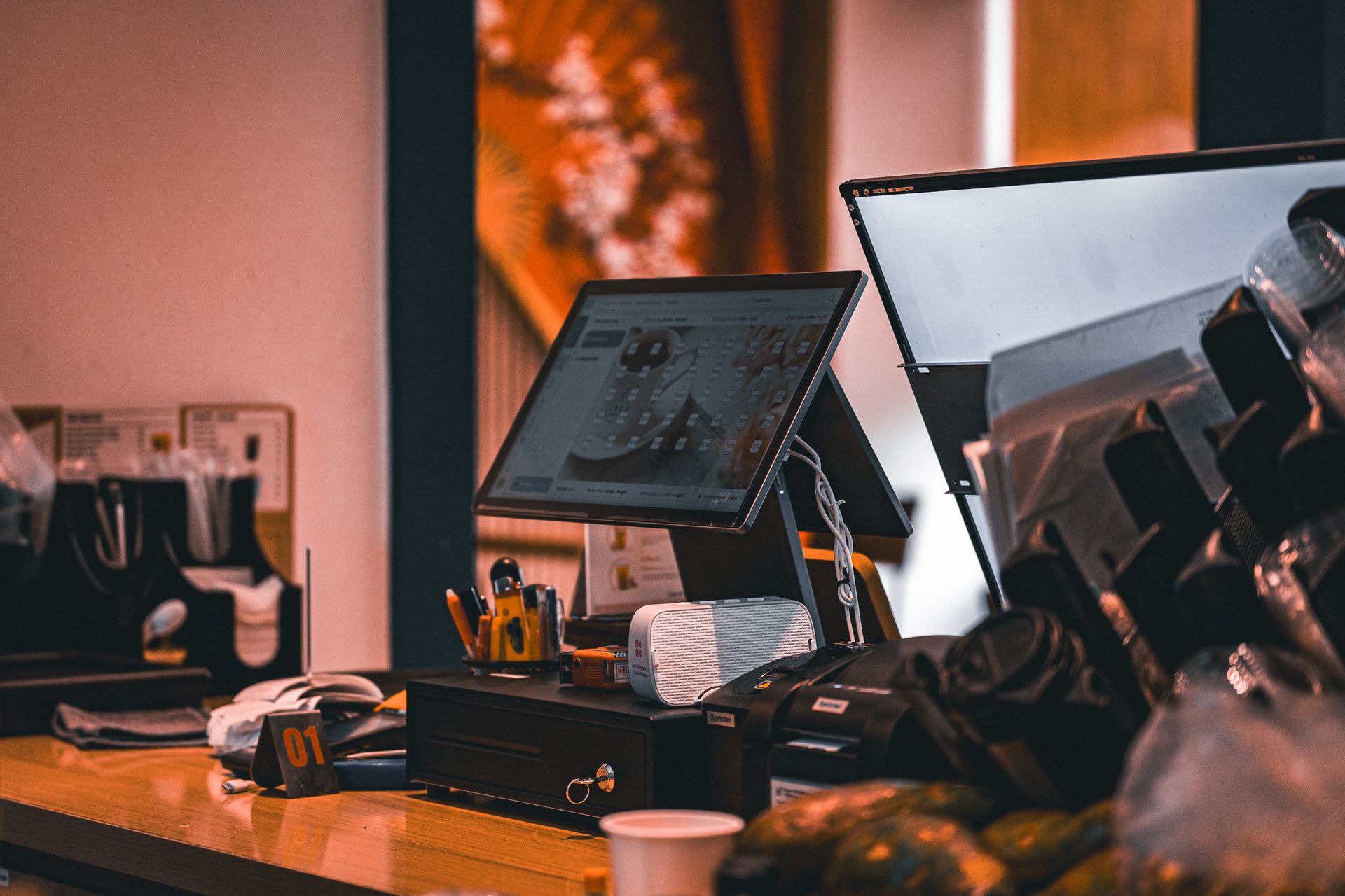 Perangkat mesin kasir POS layar sentuh lengkap dengan laci uang dan printer struk di meja kasir kafe