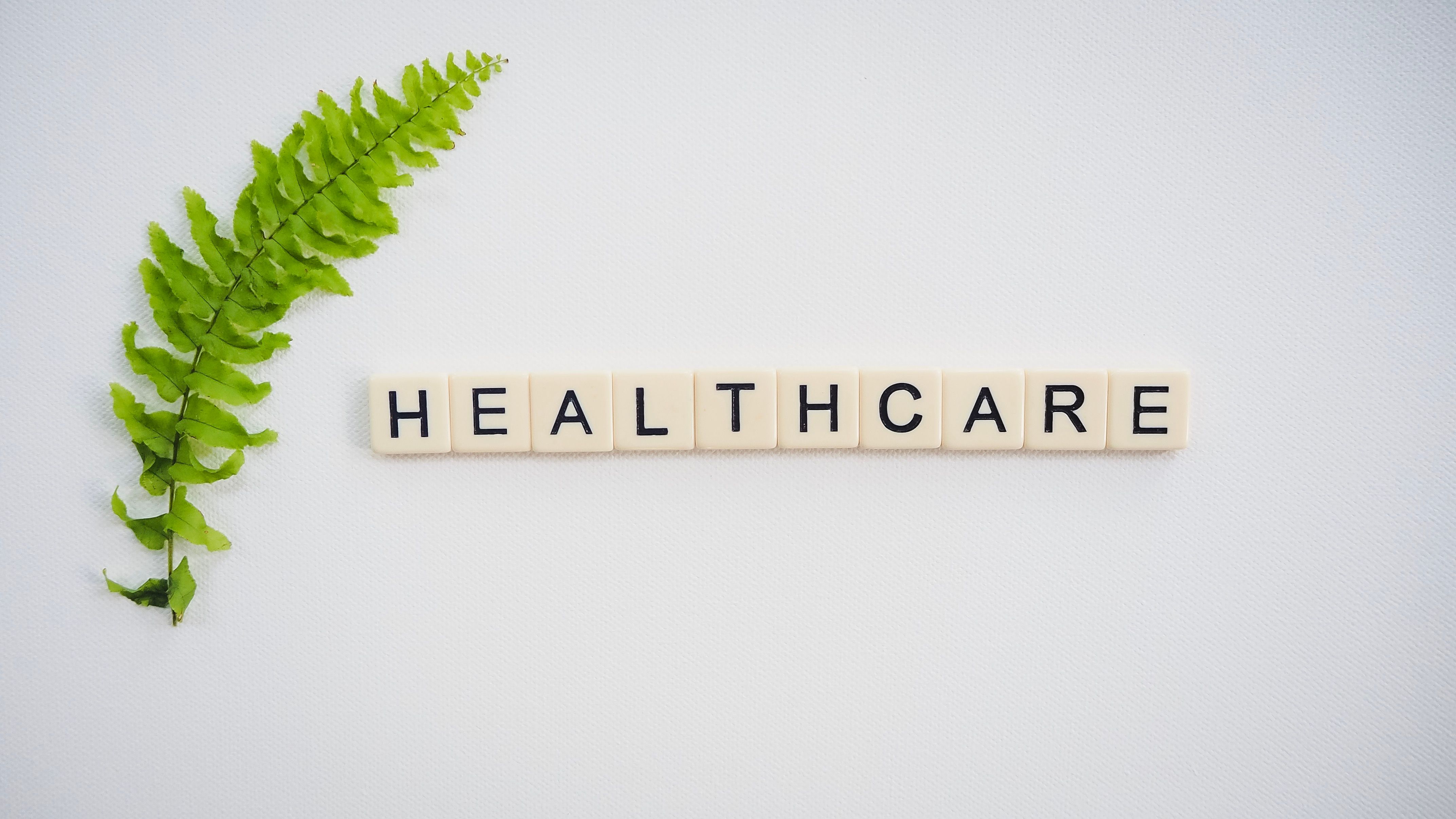 health care Balok kayu huruf membentuk tulisan HEALTH CARE di dekat.