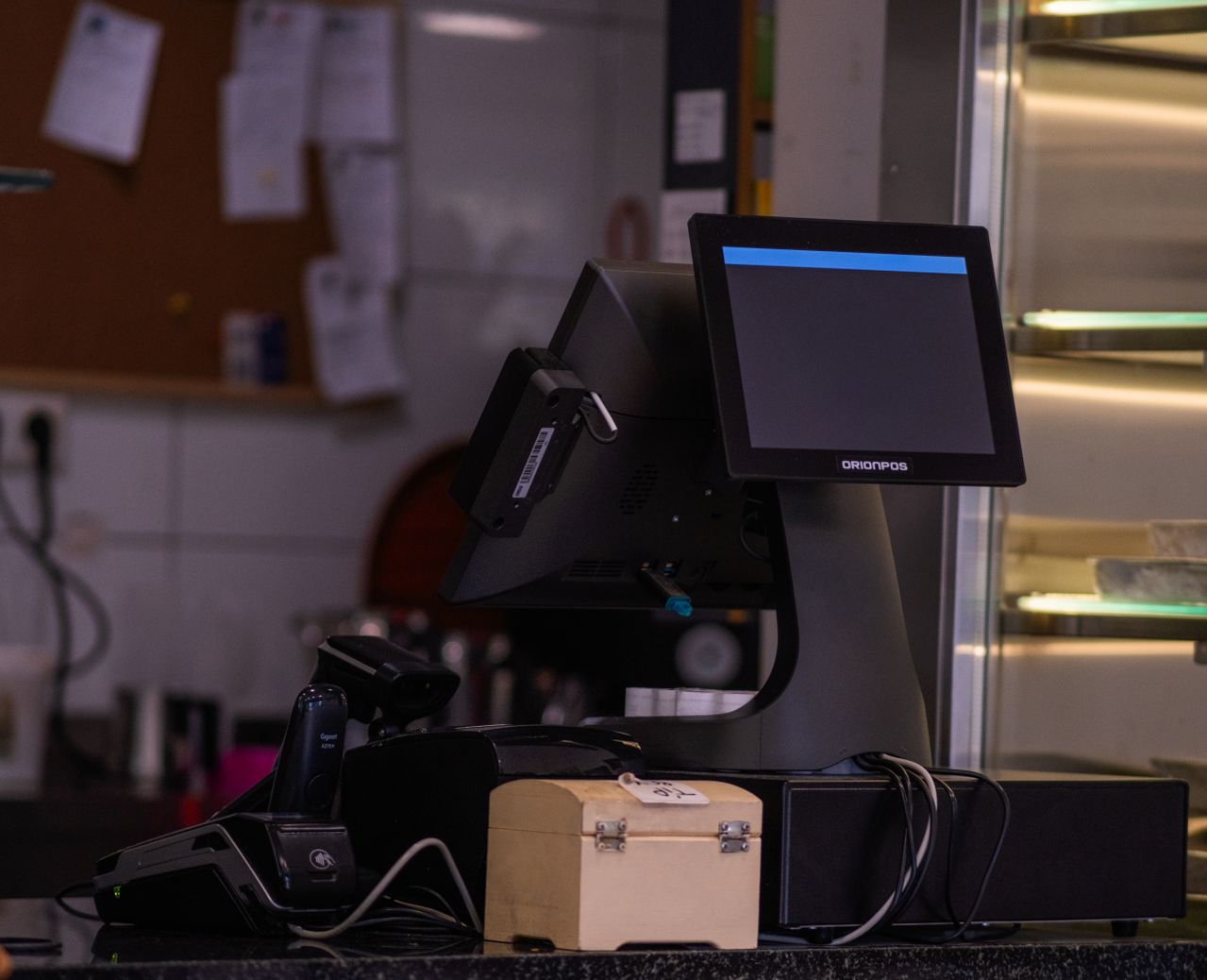 perangkat-mesin-kasir-pos-kafe-dan-restoran Perangkat keras mesin kasir POS monitor ganda, pemindai barcode, dan mesin EDC di meja kasir kafe