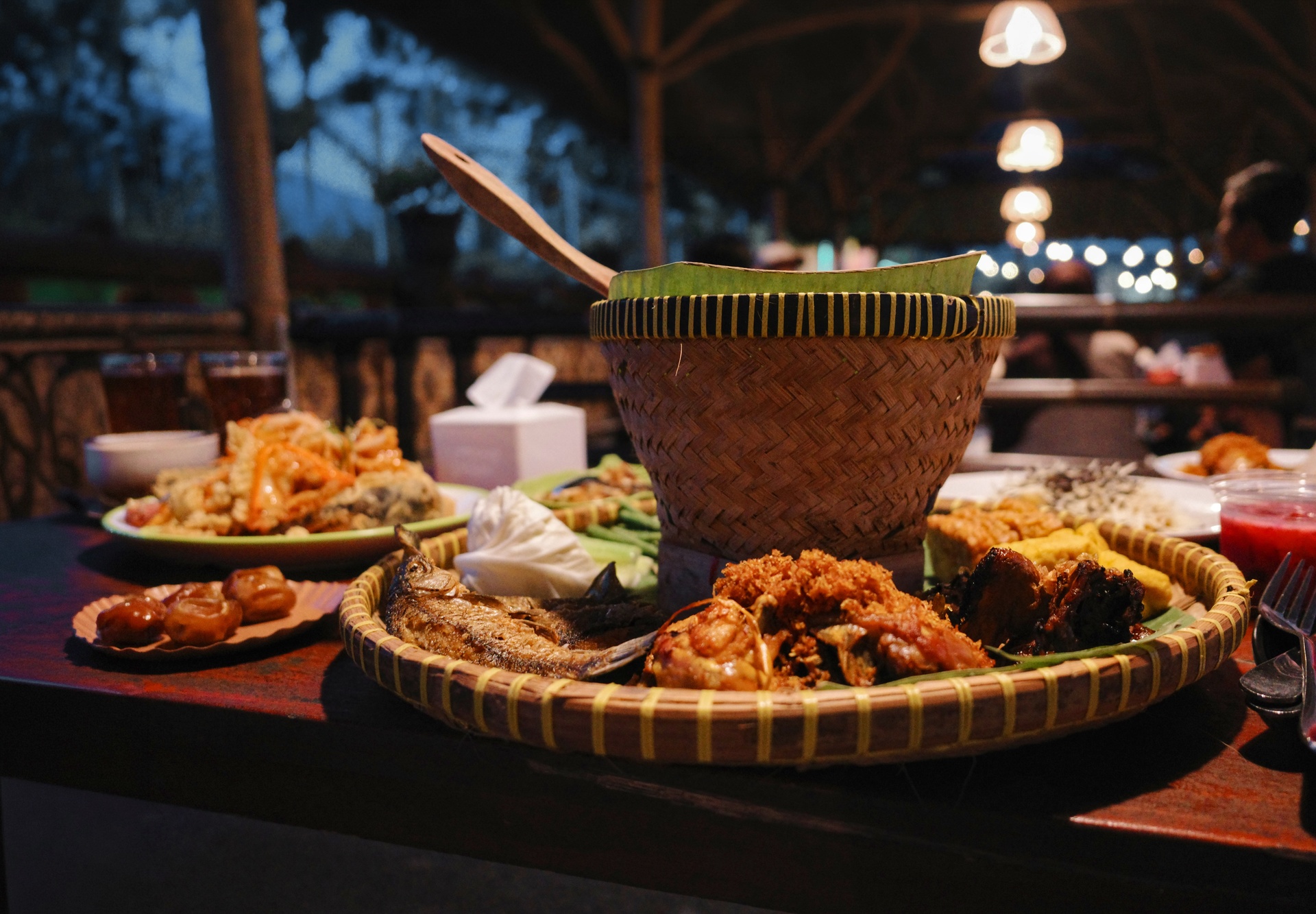 beragam-hidangan-makanan-khas-indonesia Sajian beragam lauk dan masakan tradisional Nusantara di atas meja