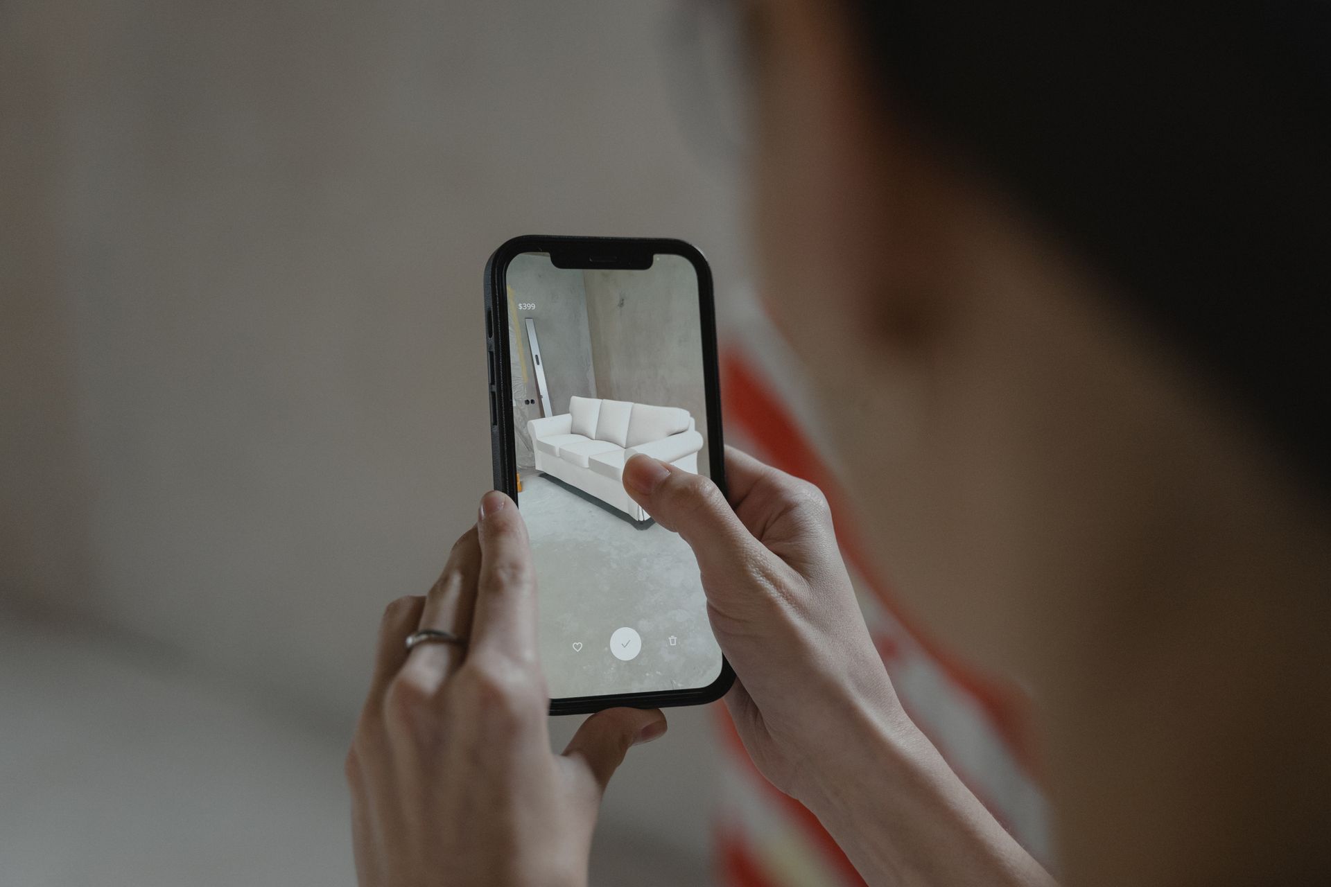 cara-menggunakan-kamera-smartphone Seseorang menggunakan kamera smartphone untuk mengambil gambar