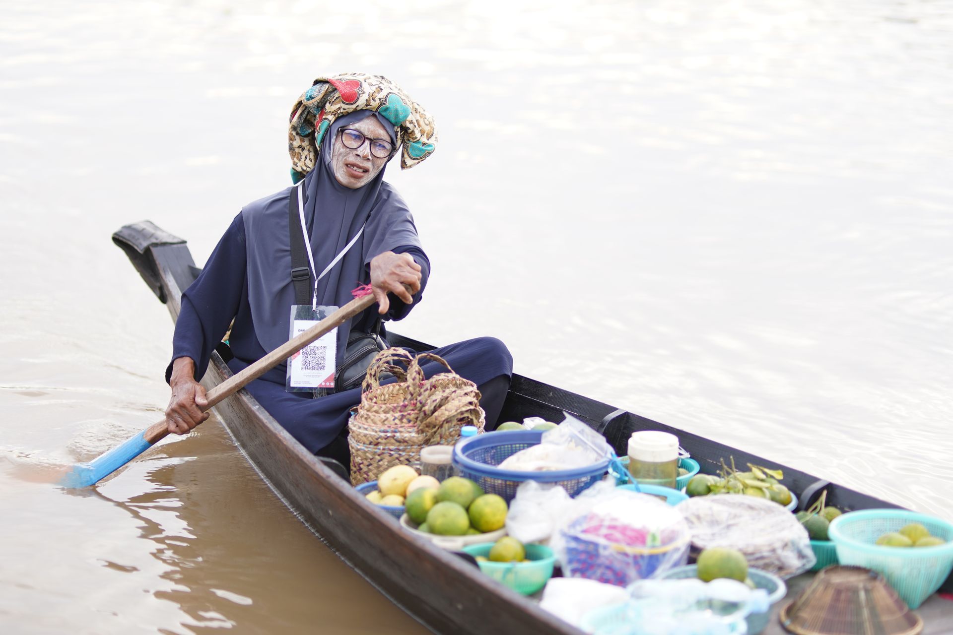 Pasar-Terapung-Pedagang-Tradisional-Perahu-Wisata-Budaya-Indonesia Pedagang pasar terapung menjual hasil dagangan dari perahu tradisional di sungai