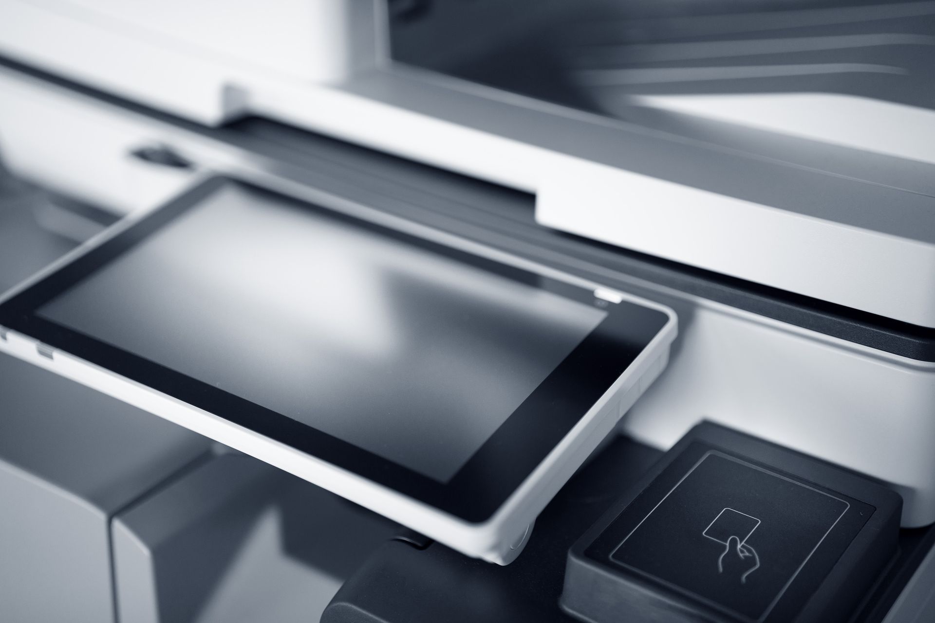 Tablet di atas printer multifungsi untuk pencetakan dokumen digital di kantor