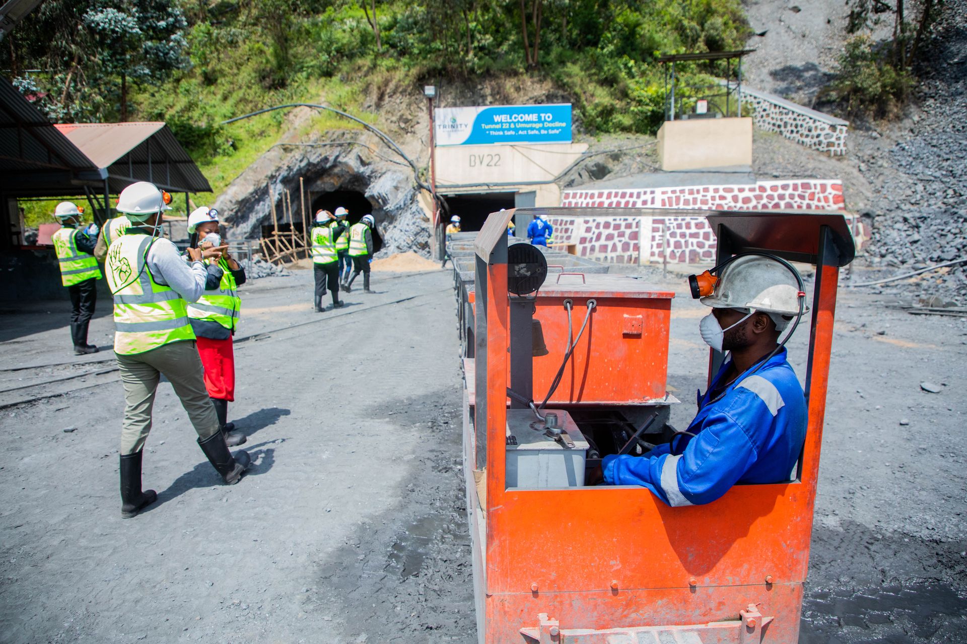 Para pekerja dan insinyur tambang beraktivitas di area tambang logam dengan dukungan sistem manajemen operasional Kasair POS