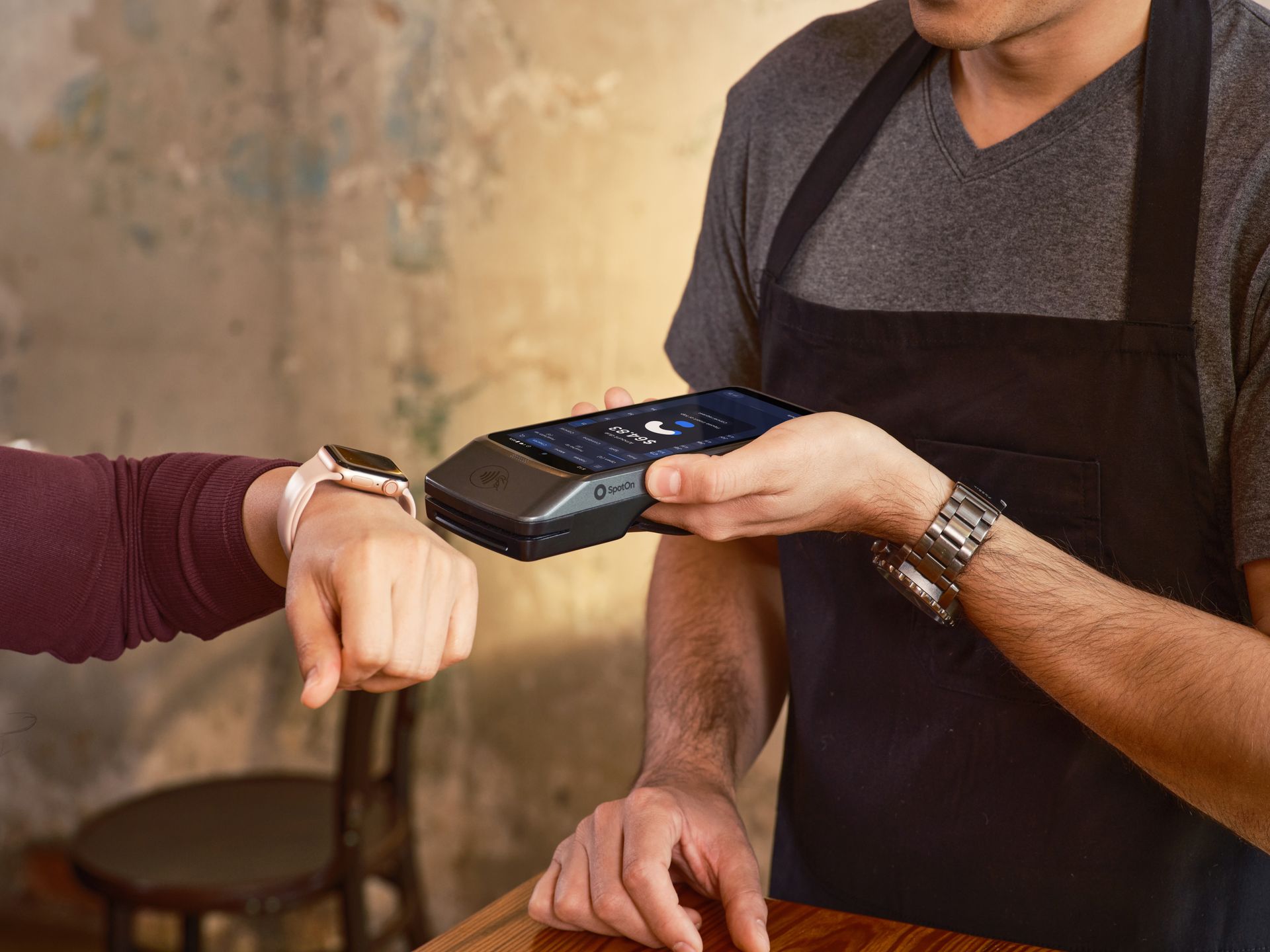 pembayaran-nirsentuh-dengan-sistem-pos Pelanggan melakukan pembayaran nirsentuh menggunakan perangkat digital di kasir