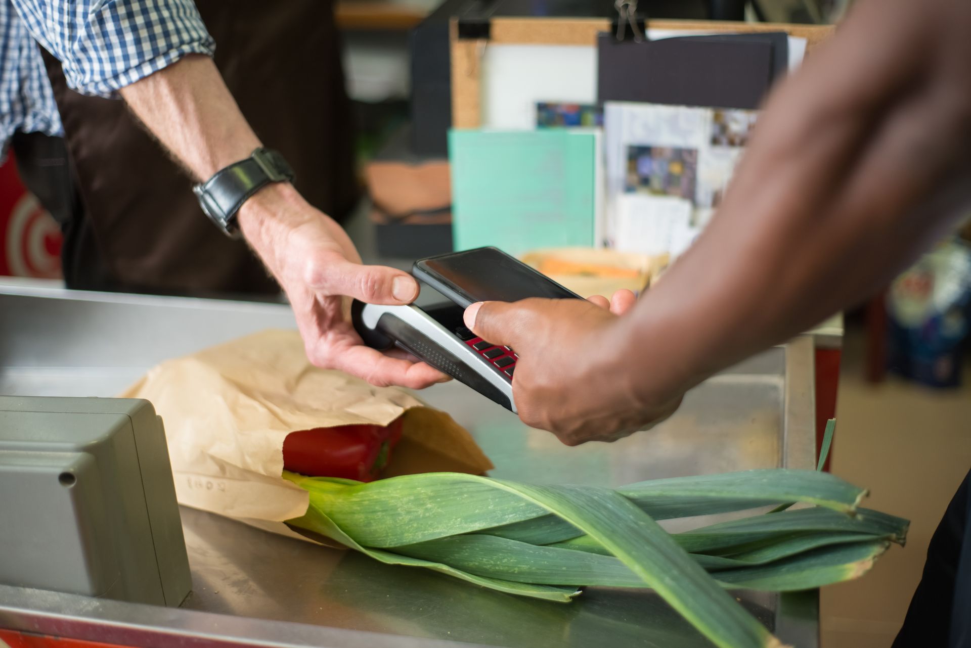 aplikasi-kasir-pembayaran-nfc-dan-contactless-payment-kasair Pelanggan melakukan pembayaran contactless menggunakan fitur NFC ponsel ke mesin EDC kasir terintegrasi Kasair POS