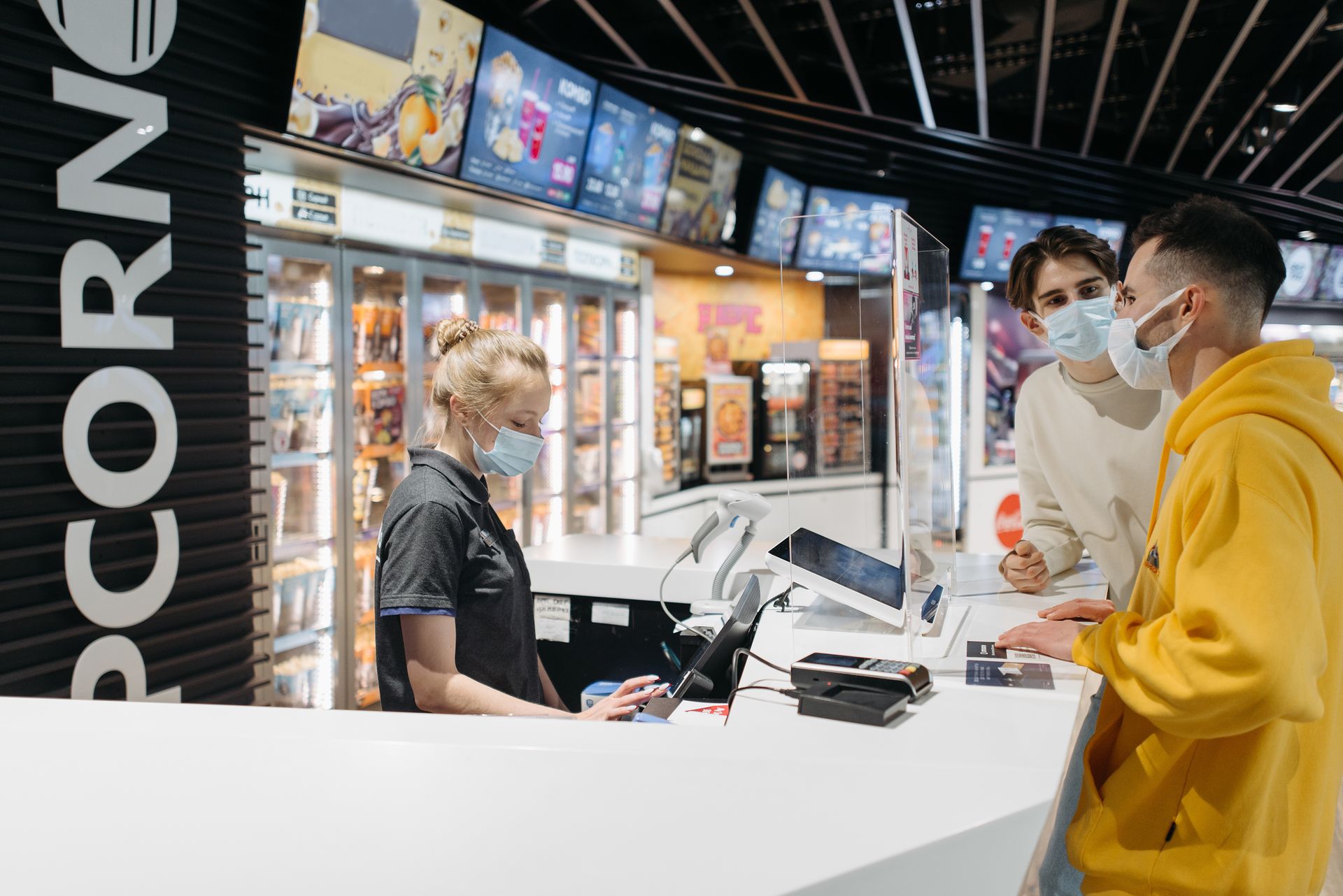 Kasir melayani pemesanan makanan dan minuman pelanggan di counter transaksi menggunakan software kasir F&amp;B Kasair POS