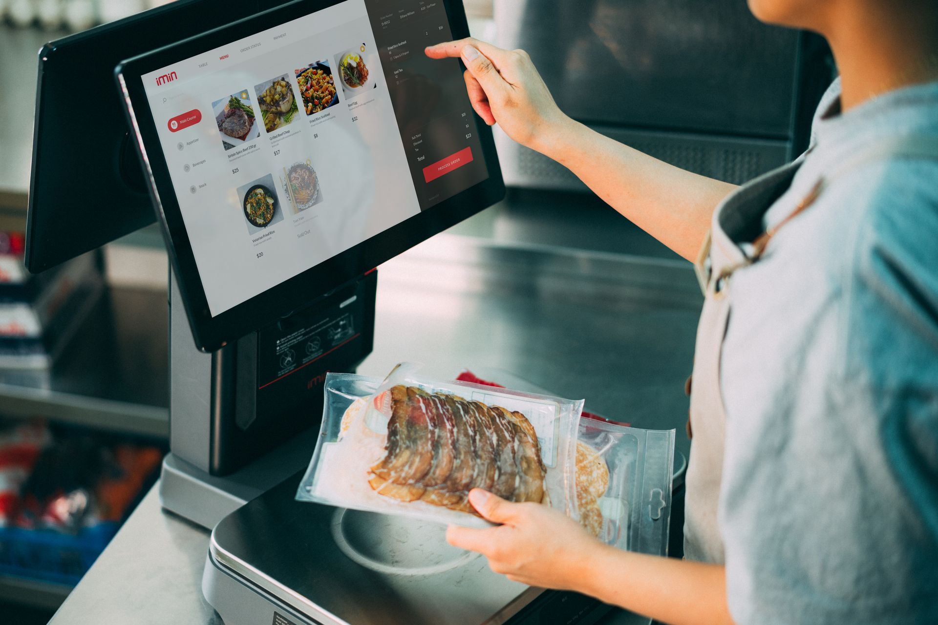 Kasir menimbang produk segar sembari mengoperasikan layar sentuh antarmuka software kasir Kasair POS