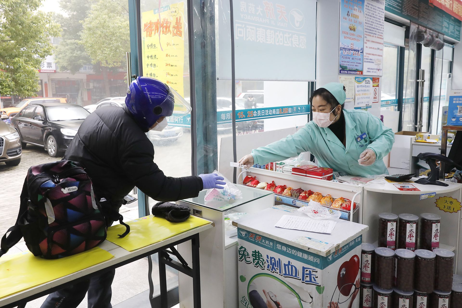 Sistem kasir modern Kasair POS membantu bisnis layanan kesehatan dan apotek tetap responsif serta efisien melayani kebutuhan masyarakat dengan aman. Kasir supermarket memakai masker dan sarung tangan melayani transaksi belanja pelanggan sesuai protokol kesehatan dengan Kasair POS