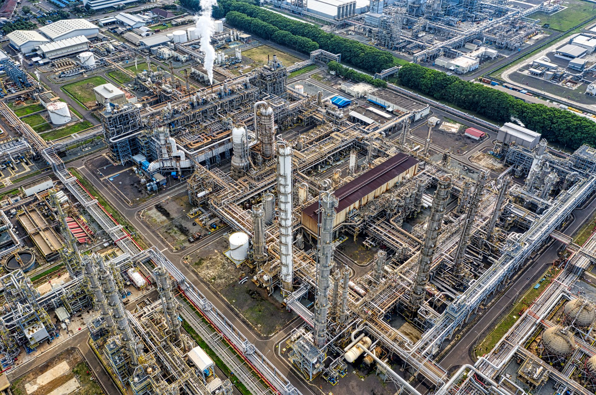 Pemandangan-Udara-Kompleks-Kilang-Minyak-dan-Pabrik-Petrokimia Foto udara dari atas memperlihatkan kawasan kompleks kilang minyak, pipa industri, dan cerobong asap pabrik