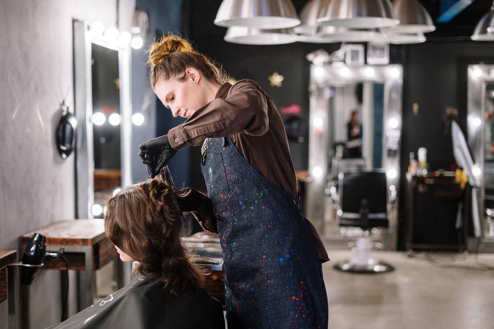 Hairstylist melayani penataan rambut pelanggan di salon kecantikan dengan jadwal kerja terintegrasi Kasair POS