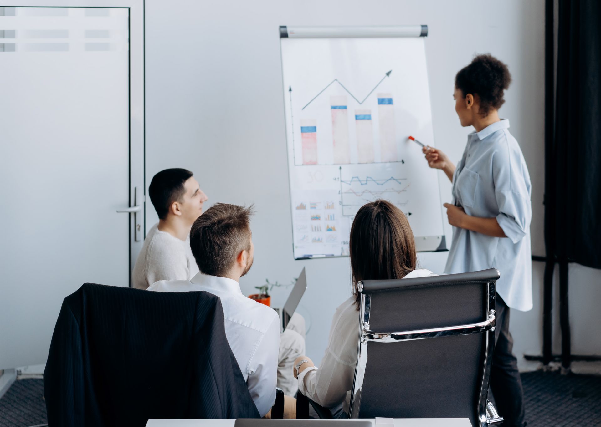 penggunaan-crm-efektif-dalam-manajemen-penjualan-kasair Tim bisnis menyimak presentasi grafik pertumbuhan dan analisis data pelanggan CRM pada sistem Kasair POS
