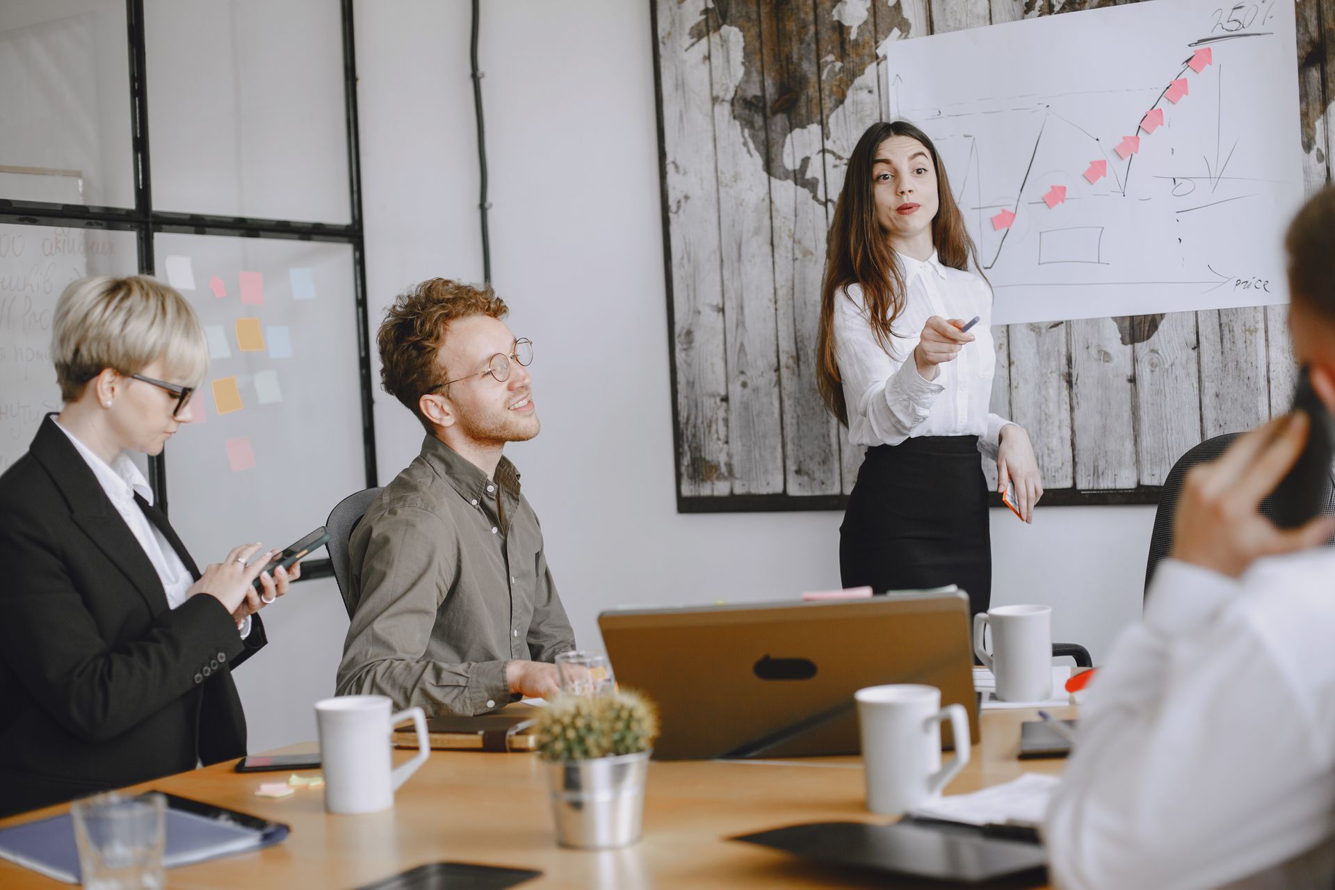 Diskusi tim penjualan memetakan strategi CRM dan target pertumbuhan omzet bisnis bersama sistem Kasair POS