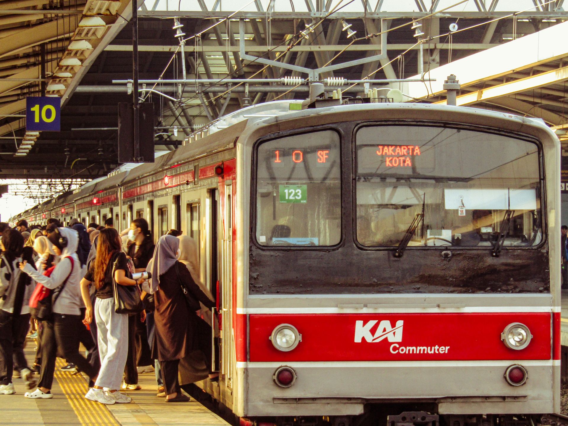 Penumpang antre naik ke dalam rangkaian kereta rel listrik KAI Commuter yang dikelola dengan sistem manajemen efisien Kasair POS