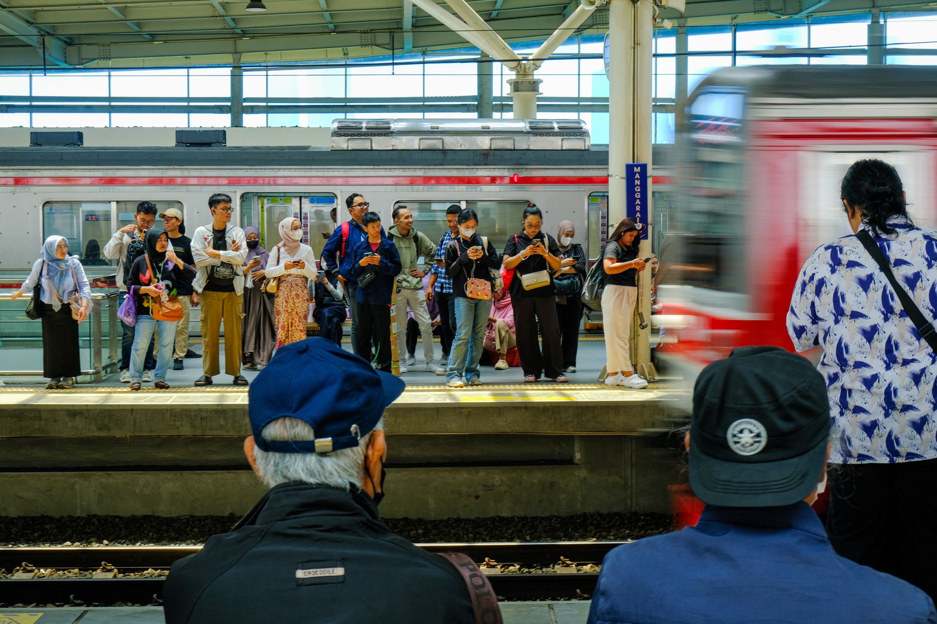 optimalisasi-bisnis-transportasi-publik-pos-kasair Suasana sibuk penumpang menunggu di peron stasiun kereta rel listrik dengan sistem operasional modern Kasair POS