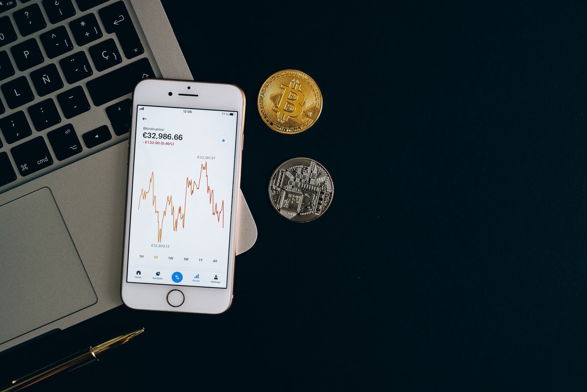 integrasi-pos-sistem-blockchain-penjualan-kasair Layar smartphone menampilkan grafik harga aset digital di meja kerja bersama laptop yang terhubung ke Kasair POS