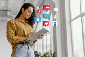 aplikasi-kasir-social-media-kasair Pebisnis wanita menggunakan tablet untuk mengelola promosi media sosial dan transaksi online Kasair POS